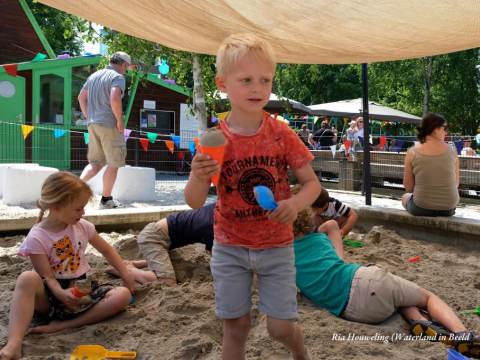 Peuterplein speeltuin Monnickendam vernieuwd en officieel geopend