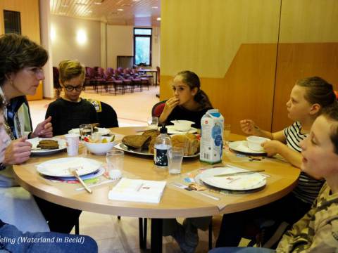 Burgemeester ontbijt met leerlingen van De Binnendijk