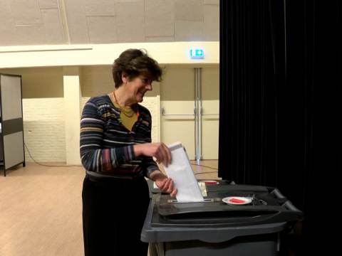 Drukte bij het stembureau De Bolder
