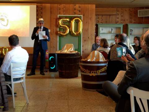 Henri Willig viert 50 jarig bestaan met jubileumboek en Golden Whisky Jubilee Cheese