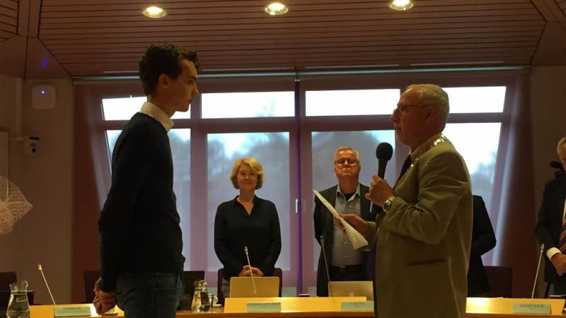 Luuk Zaal vandaag in Waterland als jongste raadslid van Nederland beëdigd