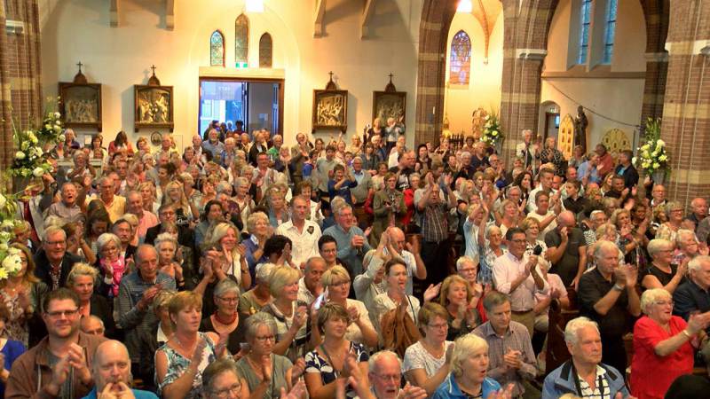 RK Kerk tot de nok toe gevuld bij Elvis Herdenkingsconcert