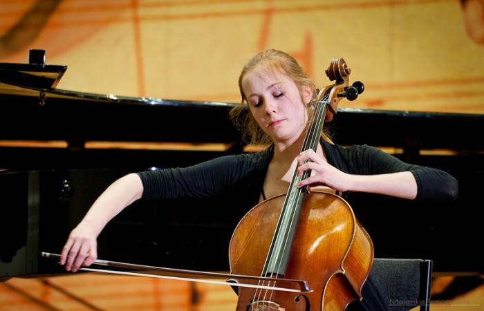 Talentvolle celliste Renate Apperloo (21) debuteert met Mozartorkest in Broeker Kerk 