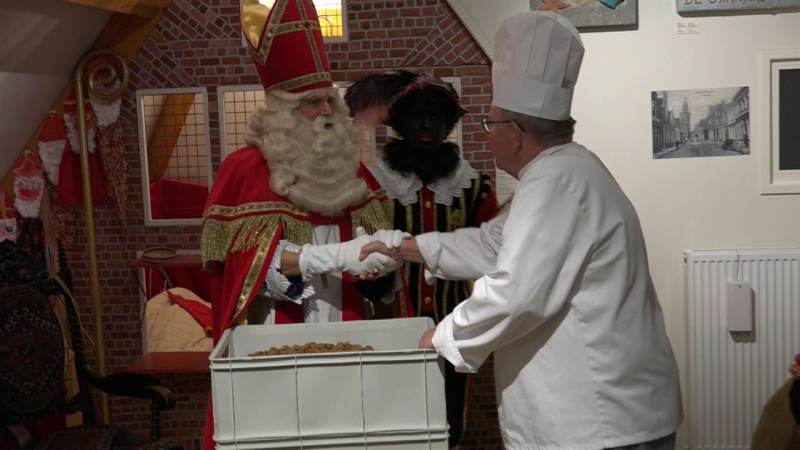 Bakker Kees Banketstaaf brengt pepernoten naar Sinterklaas 
