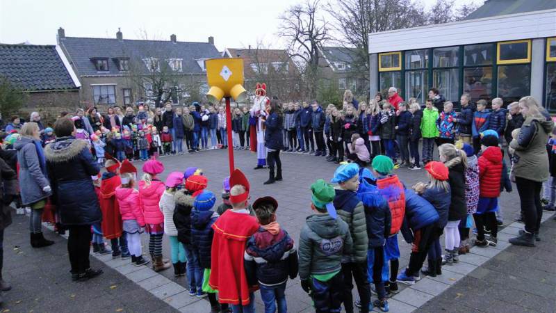 Sint brengt bezoek aan Rietlandenschool op Marken
