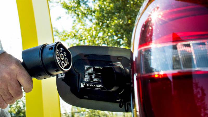 Nieuwe laadpalen voor elektrische auto's geplaatst