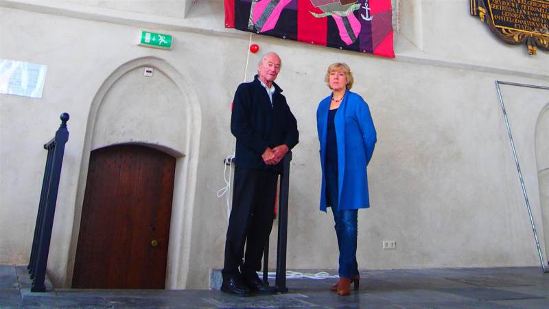 Wanddoek Sint Nicolaas van Herman van Elteren nu permanent te bewonderen in de Grote Kerk 