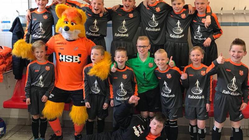 Jeugd Sportvereniging Marken 'players escorte' bij FC Volendam