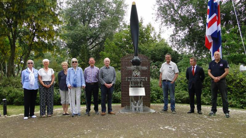Nabestaanden Engelse Stirling brengen bezoek aan gedenkmonument op Marken