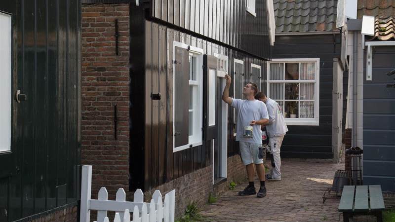 Wooncompagnie voorziet huizen op oud-Marken van verse verflaag