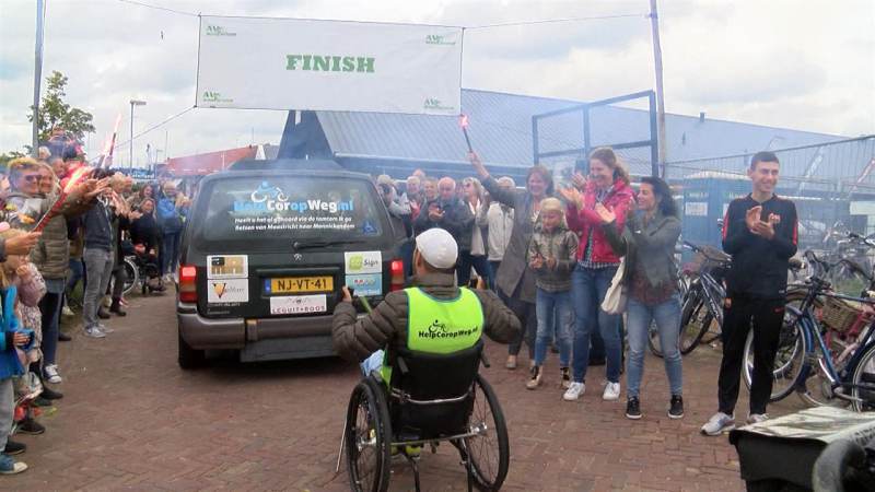 Groots onthaal voor Cor Martis na fietstocht van Maastricht naar Monnickendam
