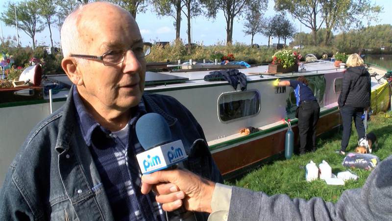Woonboot van Sjaak Heinis (80) beklad met verf