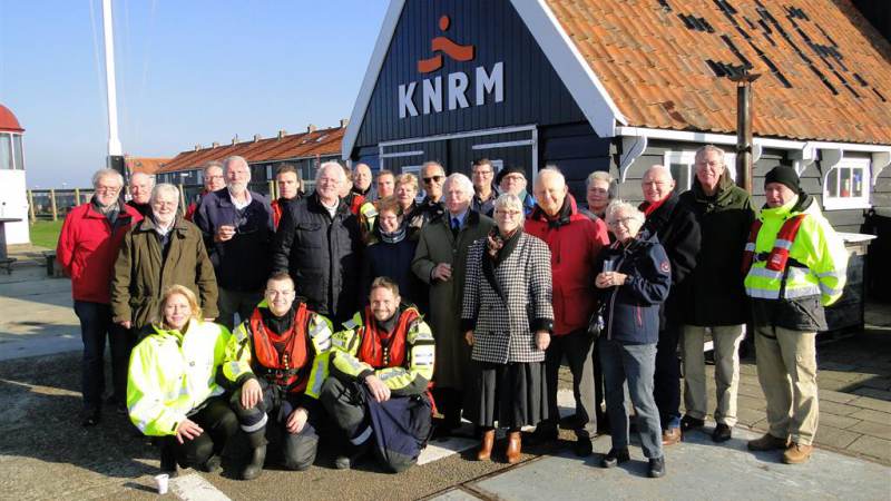 Trouwe KNRM donateurs in het zonnetje gezet bij station Marken