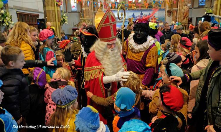 Uitzwaaien Sinterklaas in Grote Kerk LIVE bij PIM