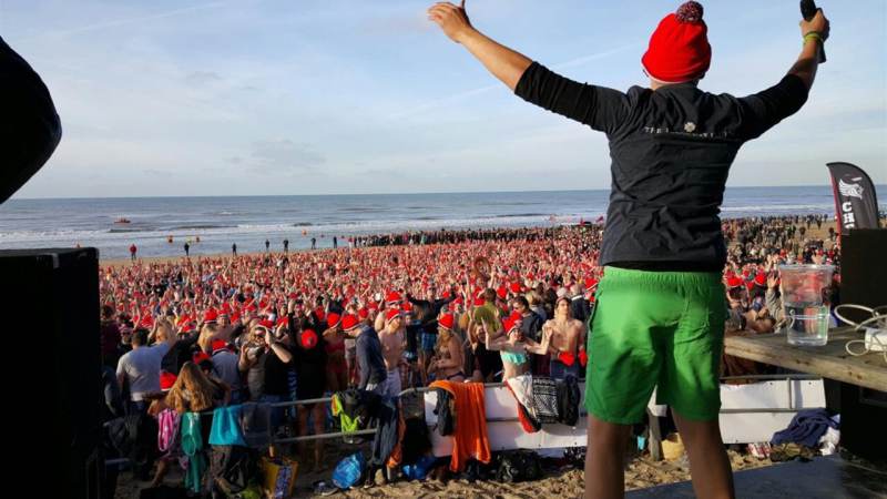 60e Nieuwjaarsduik Zandvoort in het teken van Stichting Vaarwens