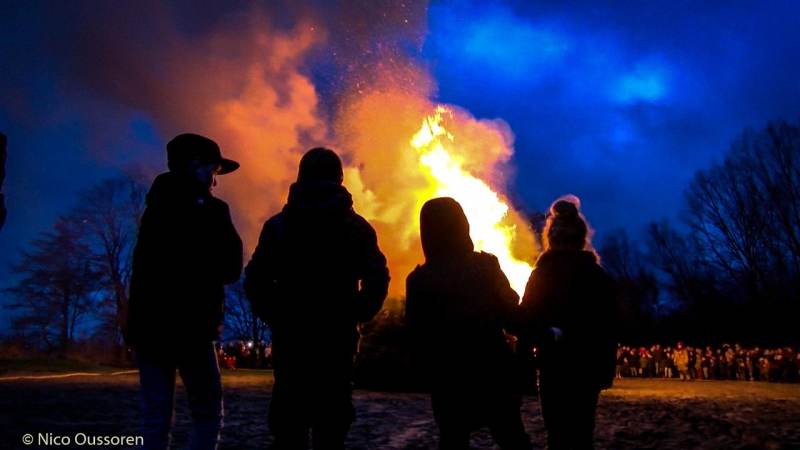 Brandweer Monnickendam zorgt weer voor veilige kerstboomverbranding