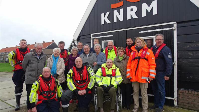 Trouwe KNRM donateurs op bezoek bij reddingstation Marken
