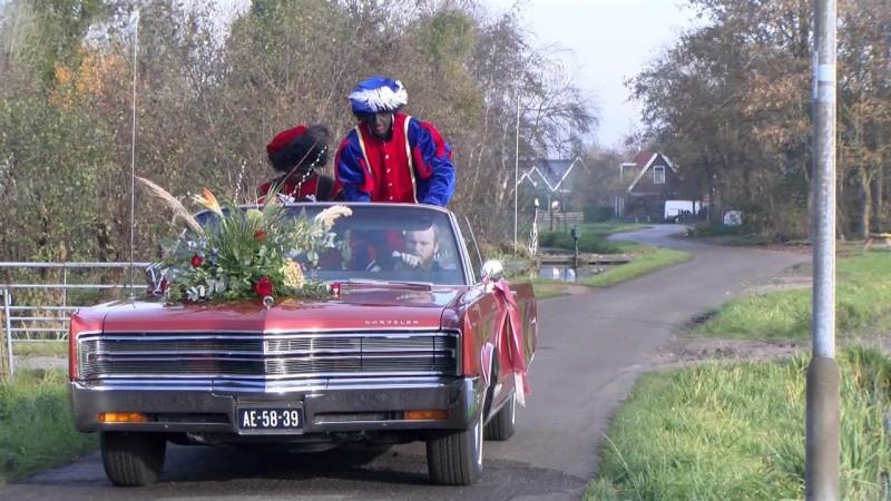Sinterklaas met open auto naar Overleek