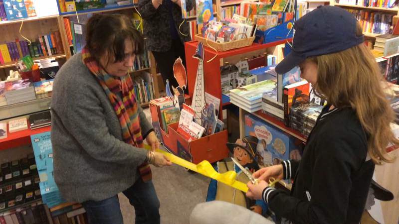 Kinderboekenambassadrice Sofie Peters opent kinderboekenhoek in Purmerend