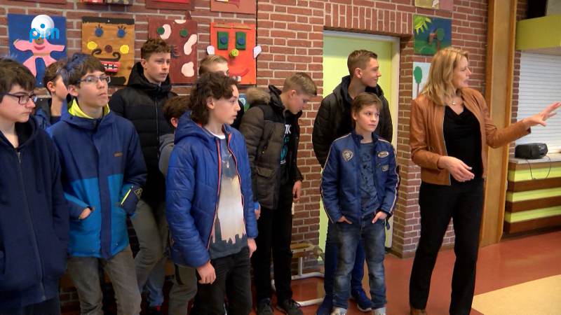 Leerlingen Bernard Nieuwentijt College bezoeken stemlokaal