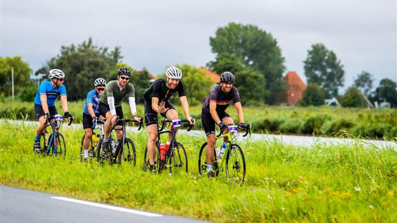 1100 fietsers doen mee aan eerste editie Ronde van de Stelling van Amsterdam