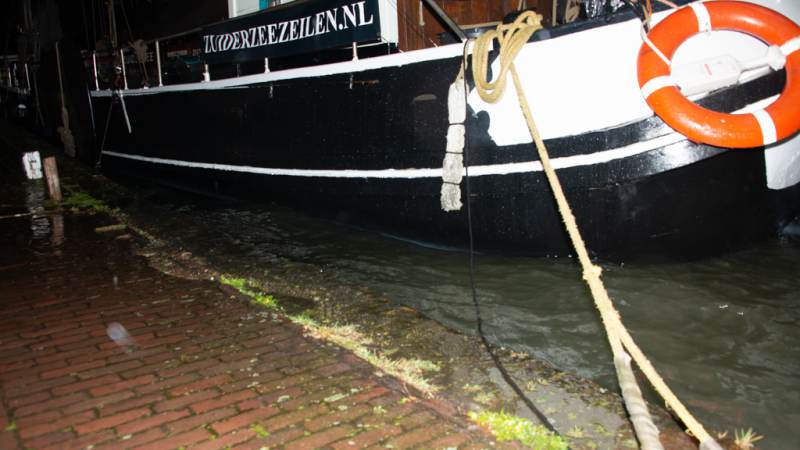 Winterse buien zorgen voor hoog water in de binnenhaven van Monnickendam