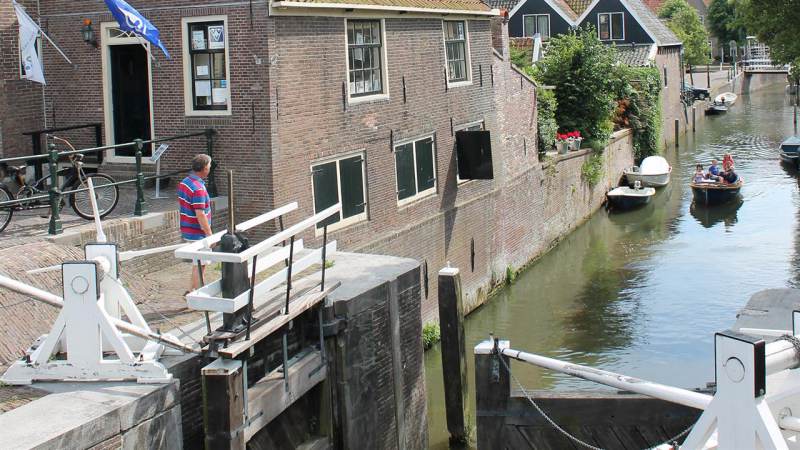 Stichting Promotie Waterland investeert in Middendamsluis en sluiswachters