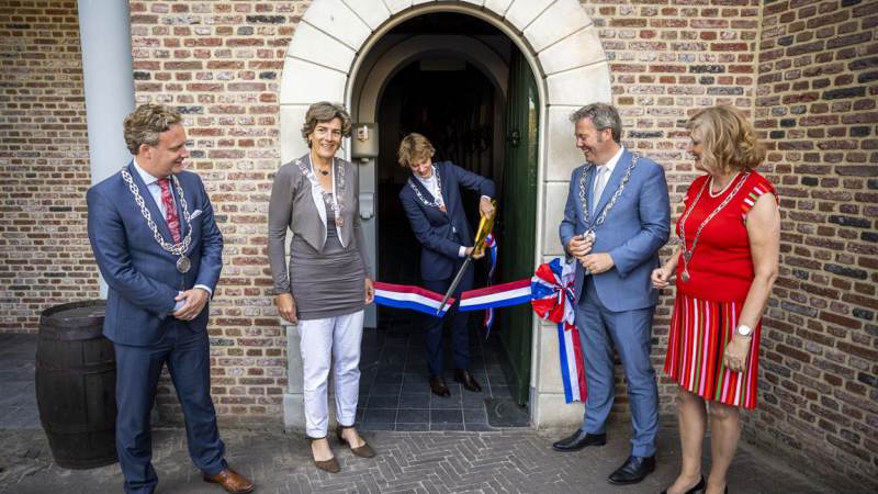 Burgemeester Marian van der Weele onthult Monnickendamse banier in Madurodam