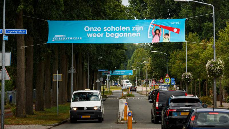 Ruim 250 spandoeken in Vervoerregio Amsterdam vragen aandacht voor start scholen na de zomervakantie