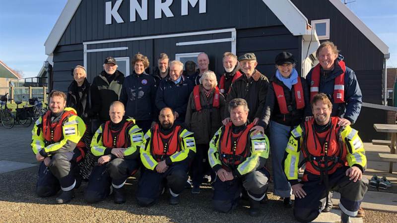 Trouwe KNRM donateurs op bezoek bij reddingstation Marken