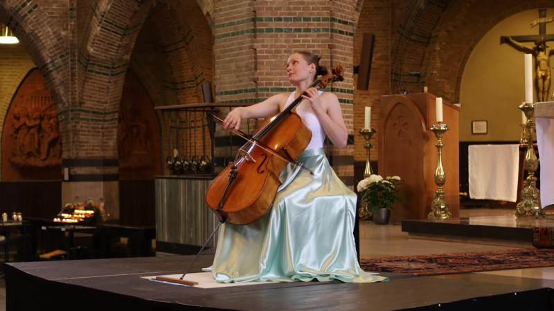 Nieuwjaarsconcert in Zuiderwoude: Hanneke Rouw speelt Bach op cello