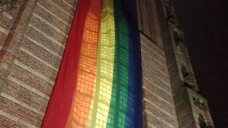 College gemeente Waterland reageert geschokt op vernieling regenboogvlag en vergoedt een nieuwe vlag