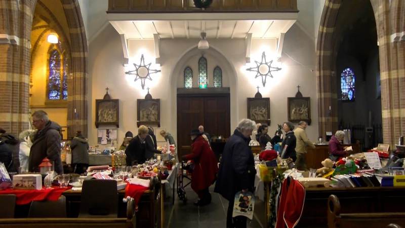 Tweedehands kerstmarkt in een gezellige kerstsfeer in RK Kerk Monnickendam