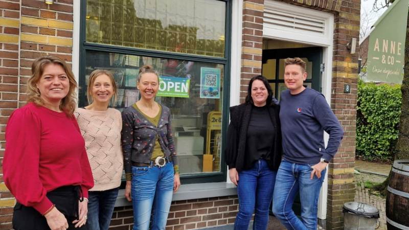 Deuren dicht, winkel open: Waterlandse winkeliers krijgen deurbordjes om energie te besparen