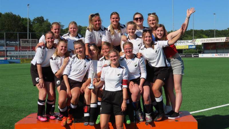 S.V. Marken MO20-1 wint landelijk divisie toernooi in Nijkerk