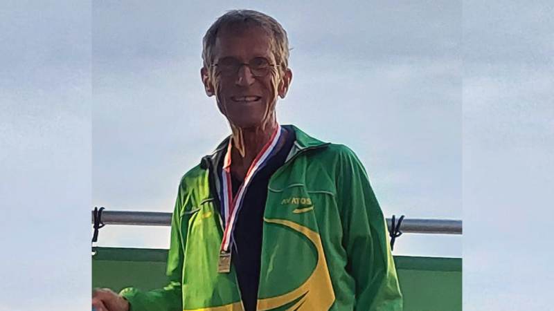 Bert Schalkwijk wint goud op 10 km op NK Masters in een nieuw Nederlands record