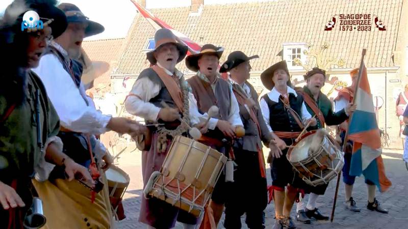 Vive les Gueux brengen de muziek van de Geuzen tijdens viering Slag op de Zuiderzee
