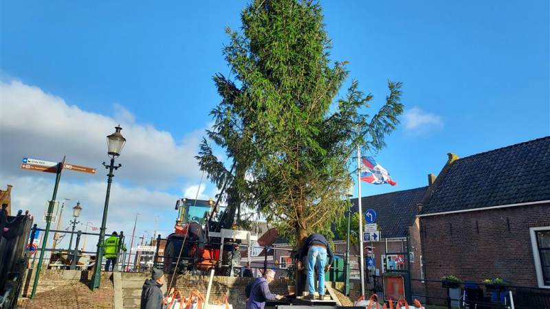 Rotary kerstboom voor de 10e keer op de Middendam in Monnickendam