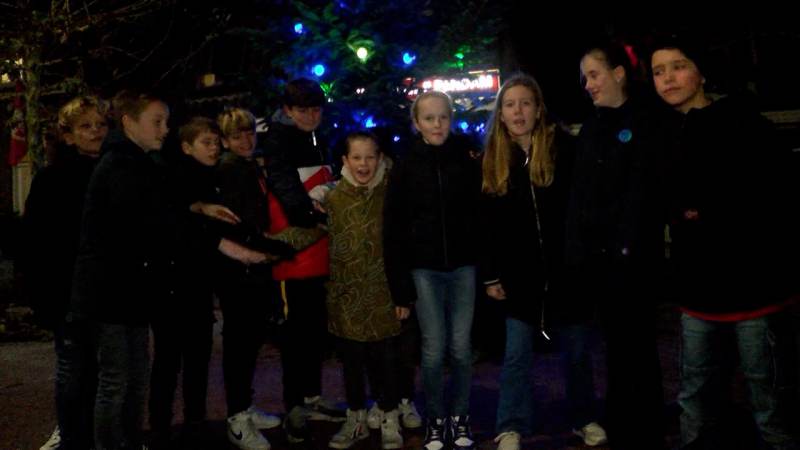 Kerstboomophalers Ilpendam in actie voor dorpswinkel Anne & Co