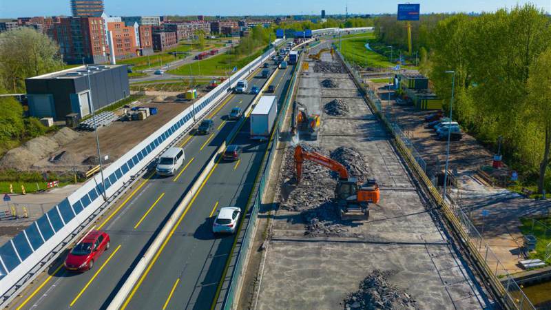 Rijkswaterstaat: Te veel te zware vrachtwagens op brug in A7 bij Purmerend