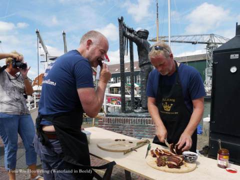 Pulpboot “Cornelia II” keert terug op tweede visdag in Monnickendam
