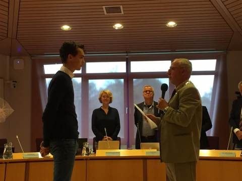 Luuk Zaal vandaag in Waterland als jongste raadslid van Nederland beëdigd