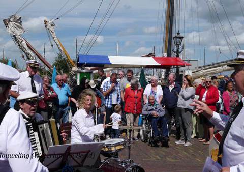 Zeemanskoor Ahoy (Abcoude) bij de Visdagen in Monnickendam