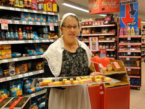 Tien jaar Deen Supermarkt aan de Boxenring op Marken