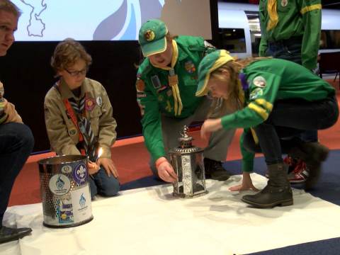 Scoutinggroep Waterland brengt het Vredeslicht naar Waterland