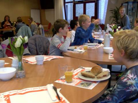 Van Randwijkschool uit Ilpendam ontbijt met de burgemeester
