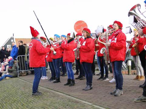 Sinterklaas zet voet aan wal op Marken