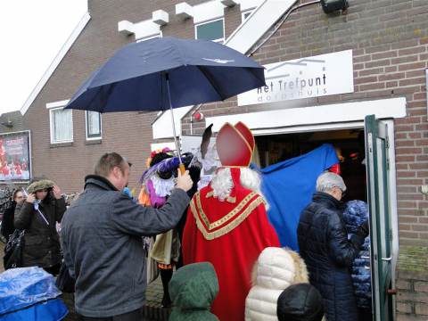 Sinterklaas zet voet aan wal op Marken