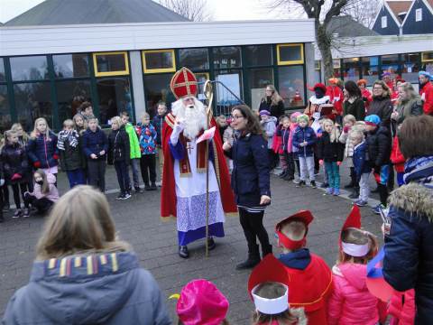 Sint brengt bezoek aan Rietlandenschool op Marken