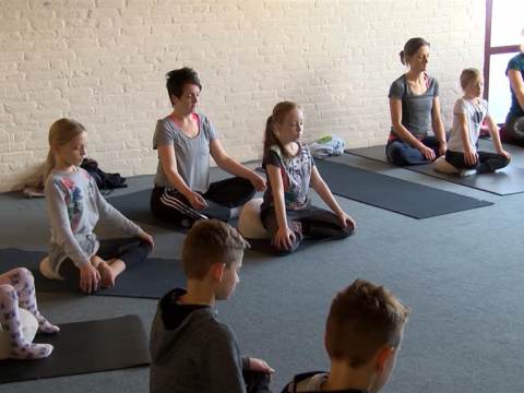 Yoga voor Serious Request in De Bolder levert 481 euro op